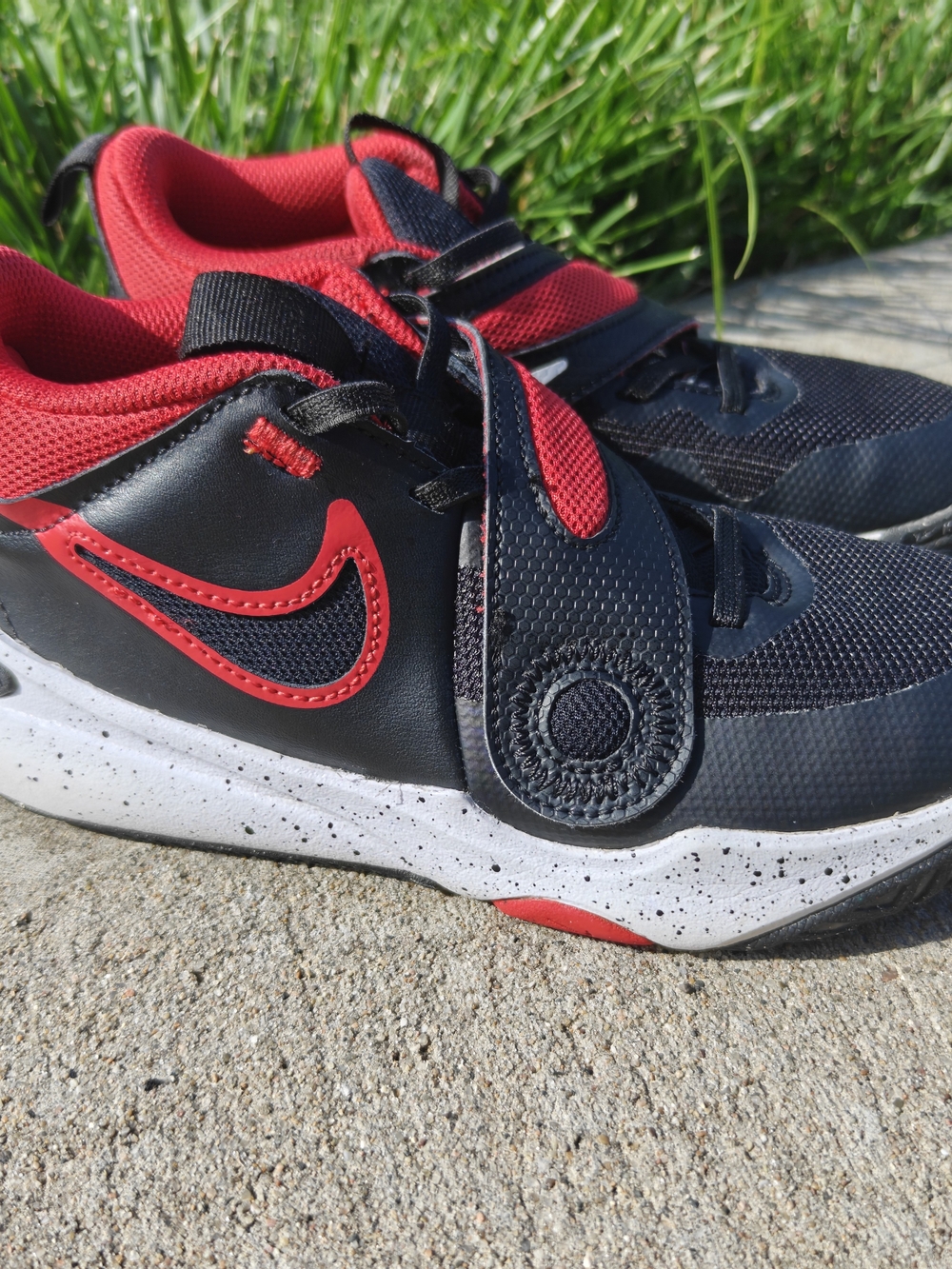 Nike Team Hustle D 11 Black Red BASKETBALL Youth Boys Kids Size 1.5Y DV8994
